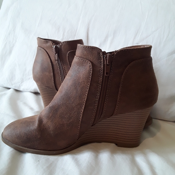 Qupid/brown suede ankle boots/wedge heel booties/zipper sides/short boots/size 7 - Picture 5 of 5